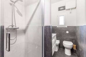 Studio | Bathroom