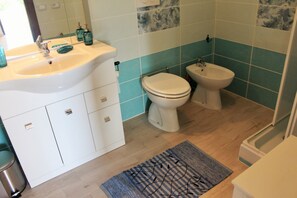 Villa, 2 Bedrooms | Bathroom | Towels