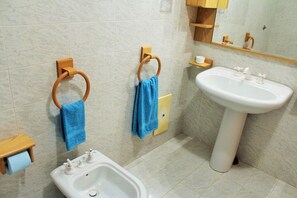 Villa, 4 Schlafzimmer, eigener Pool | Badezimmer