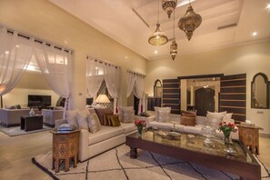 Luksusvilla, bassengutsikt | Oppholdsrom | En 60-tommers plasma-TV med Parabol-TV samt TV og peis