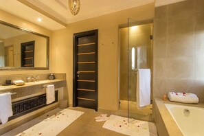 Villa Luxe, vue piscine | Salle de bain