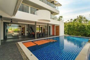 Una piscina al aire libre
