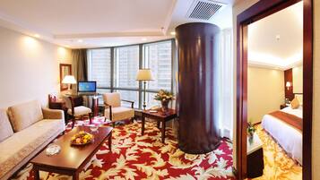 Design Suite | Minibar, in-room safe, desk, blackout drapes