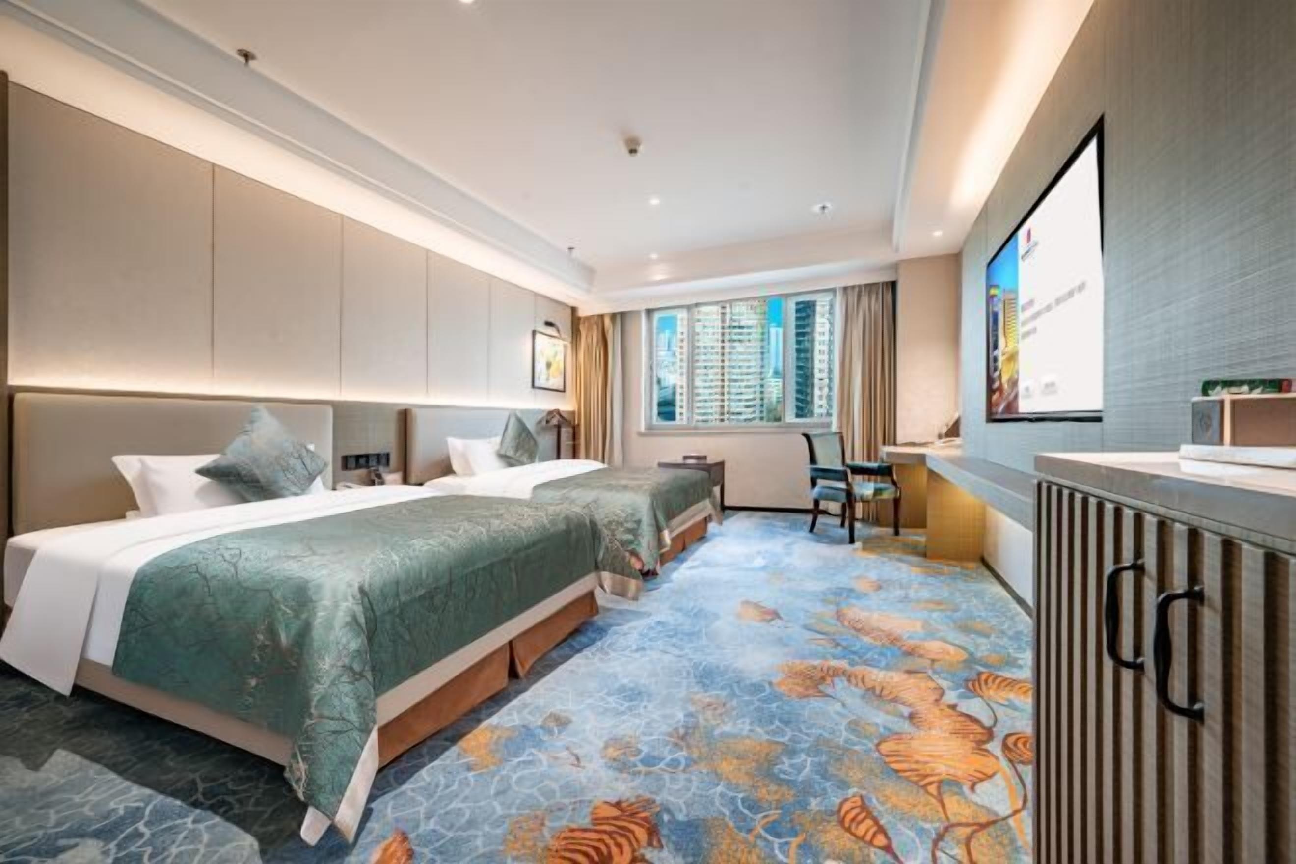 Minibar, caja de seguridad en la habitación y escritorio 