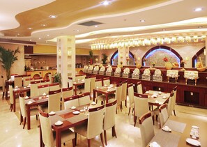 Daily buffet breakfast (CNY 78 per person)