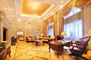 Executive Suite | Minibar, in-room safe, desk, blackout drapes - Mingyuan New Times Hotel (Urumqi)