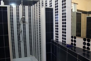 Villa, 4 habitaciones | Ducha del cuarto de baño