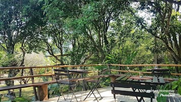 Melayani sarapan, makan siang, makan malam; dengan pemandangan taman