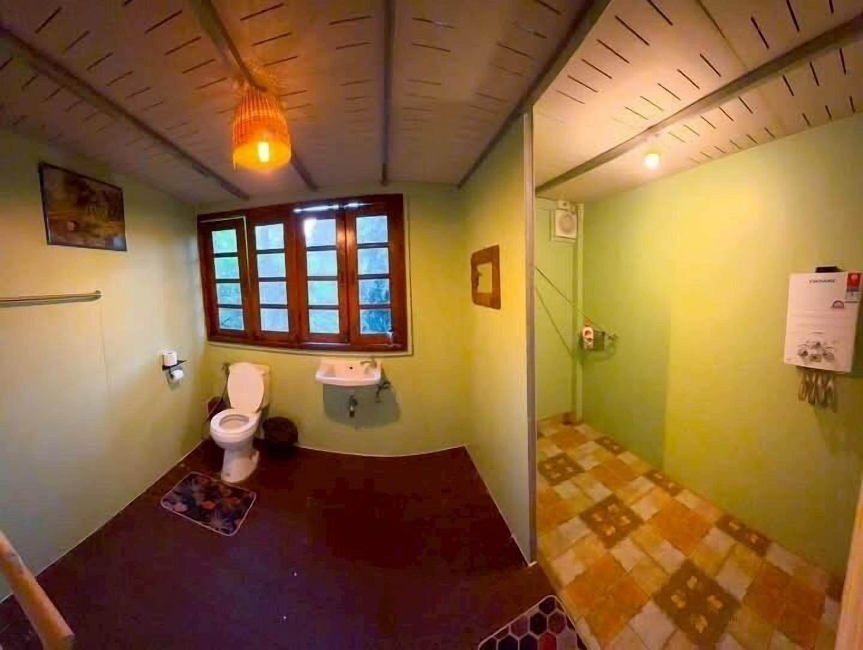 Ein kleines Badezimmer mit Toilette, Waschbecken und Dusche.