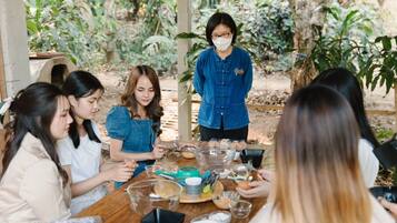 Se sirven desayunos y cocina local e internacional; con vista al jardín