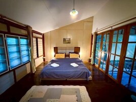 Decoración personalizada, tabla de planchar con plancha y ropa de cama 