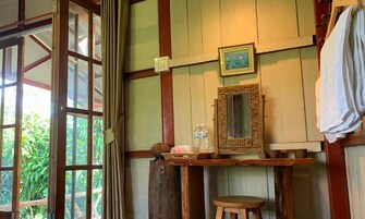 Decoración personalizada, tabla de planchar con plancha y ropa de cama 