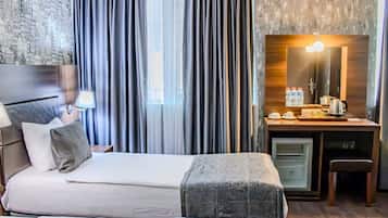 Twin Room, 2 Twin Beds | In-room safe, desk, soundproofing, iron/ironing board (on request)