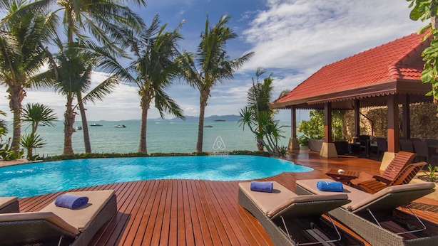 A wooden deck with lounge chairs and a pool overlooking the sea. - 5BR Beachfront Villa Bangrak (Koh Samui)