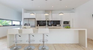 3 Bedrooms Villa | Eigene Küche | Großer Kühlschrank, Mikrowelle, Herdplatte, Geschirrspüler