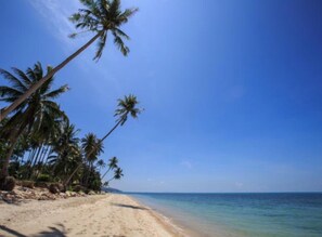 In Strandnähe, Liegestühle, Sonnenschirme