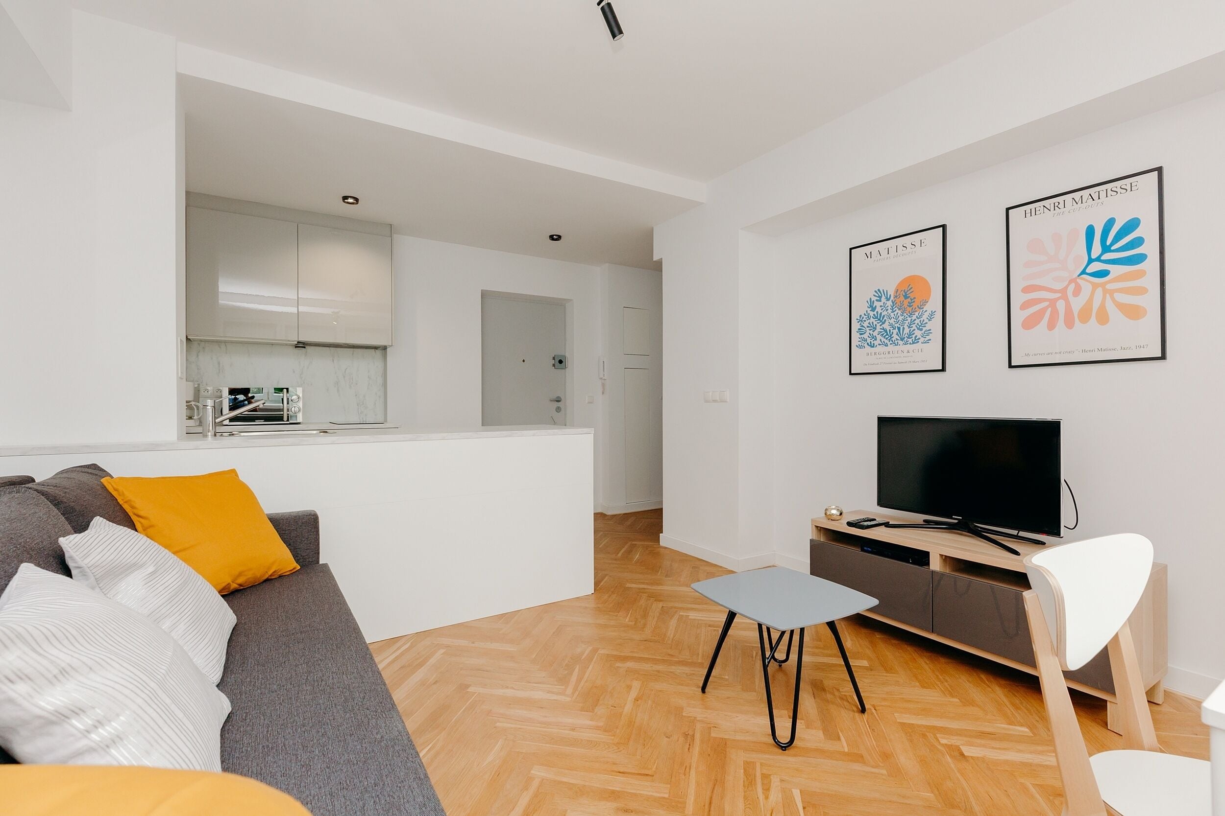 Apartamento, 1 quarto, para não fumantes, vista para a cidade | Sala de estar | TV de tela plana