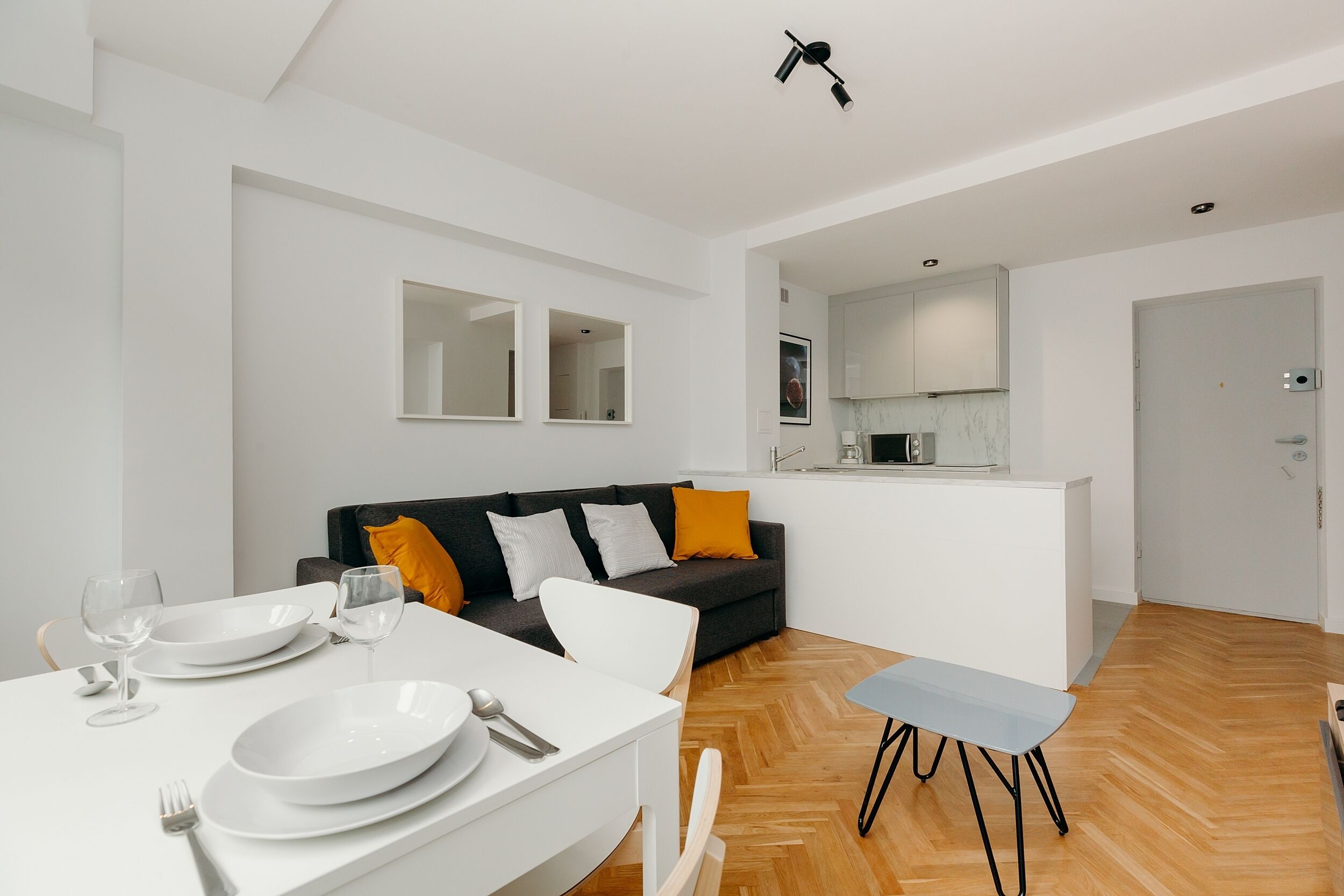 Apartment, 1 Bedroom, Non Smoking, City View | Living room | Flat-screen TV