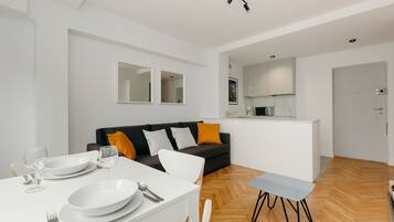 Apartment, 1 Bedroom, Non Smoking, City View | Living room | Flat-screen TV