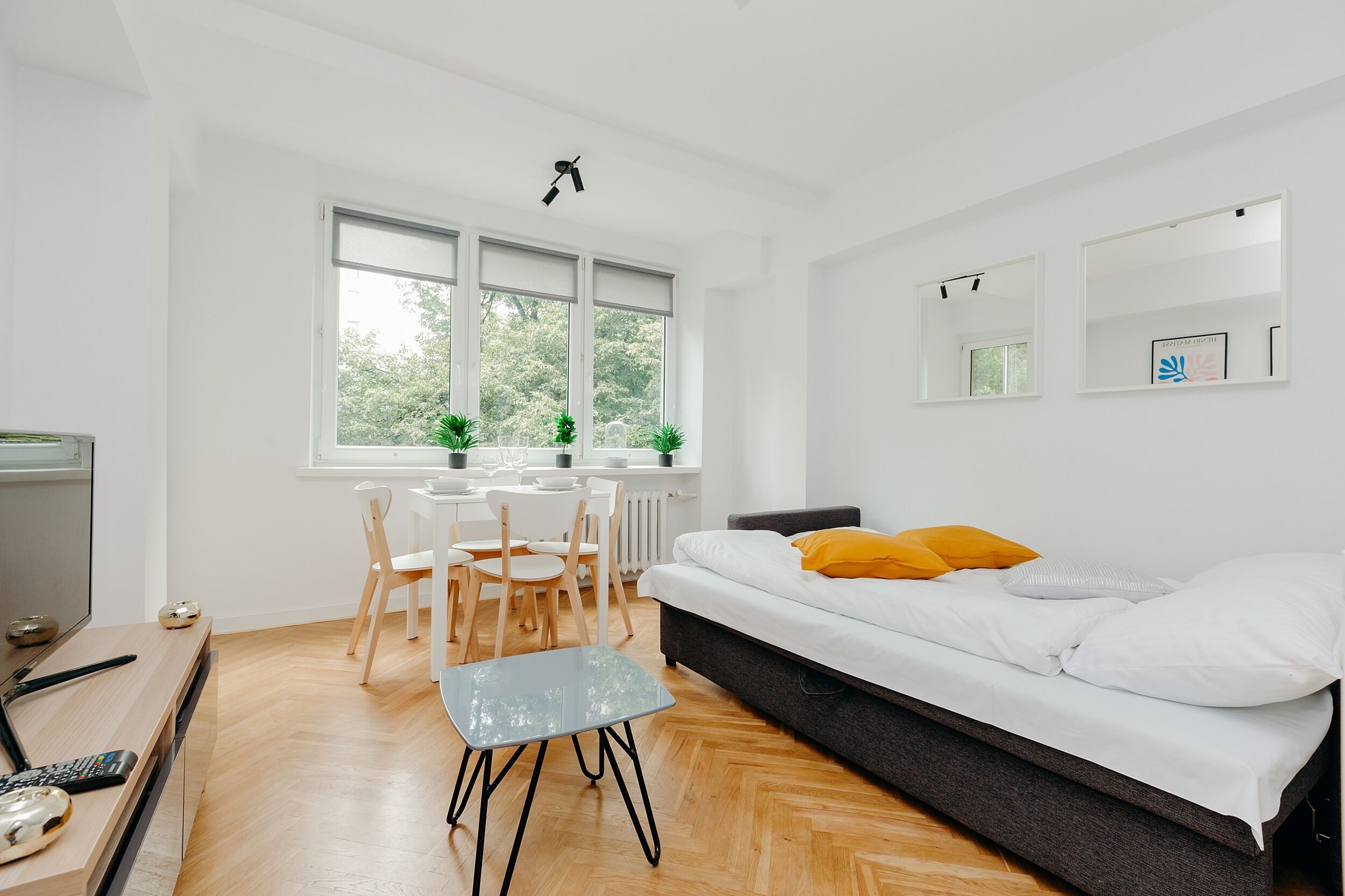 Appartement, 1 slaapkamer, niet-roken, uitzicht op stad | 1 slaapkamer, een bureau, een strijkplank/strijkijzer, babybedden