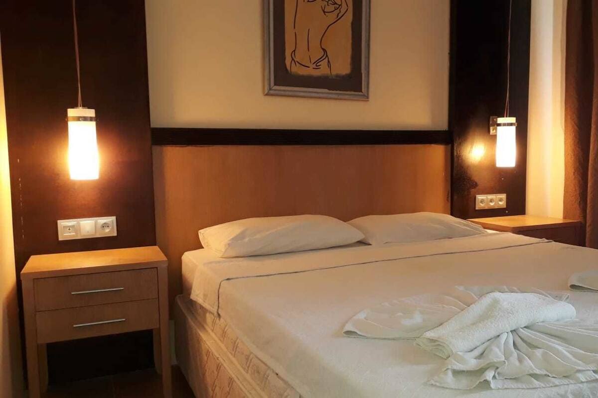 Doppia Standard, 1 letto matrimoniale | Una cassaforte in camera, una scrivania, postazione laptop
