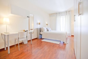 Habitación doble Confort, baño compartido | 1 habitación, escritorio, wifi gratis y ropa de cama 