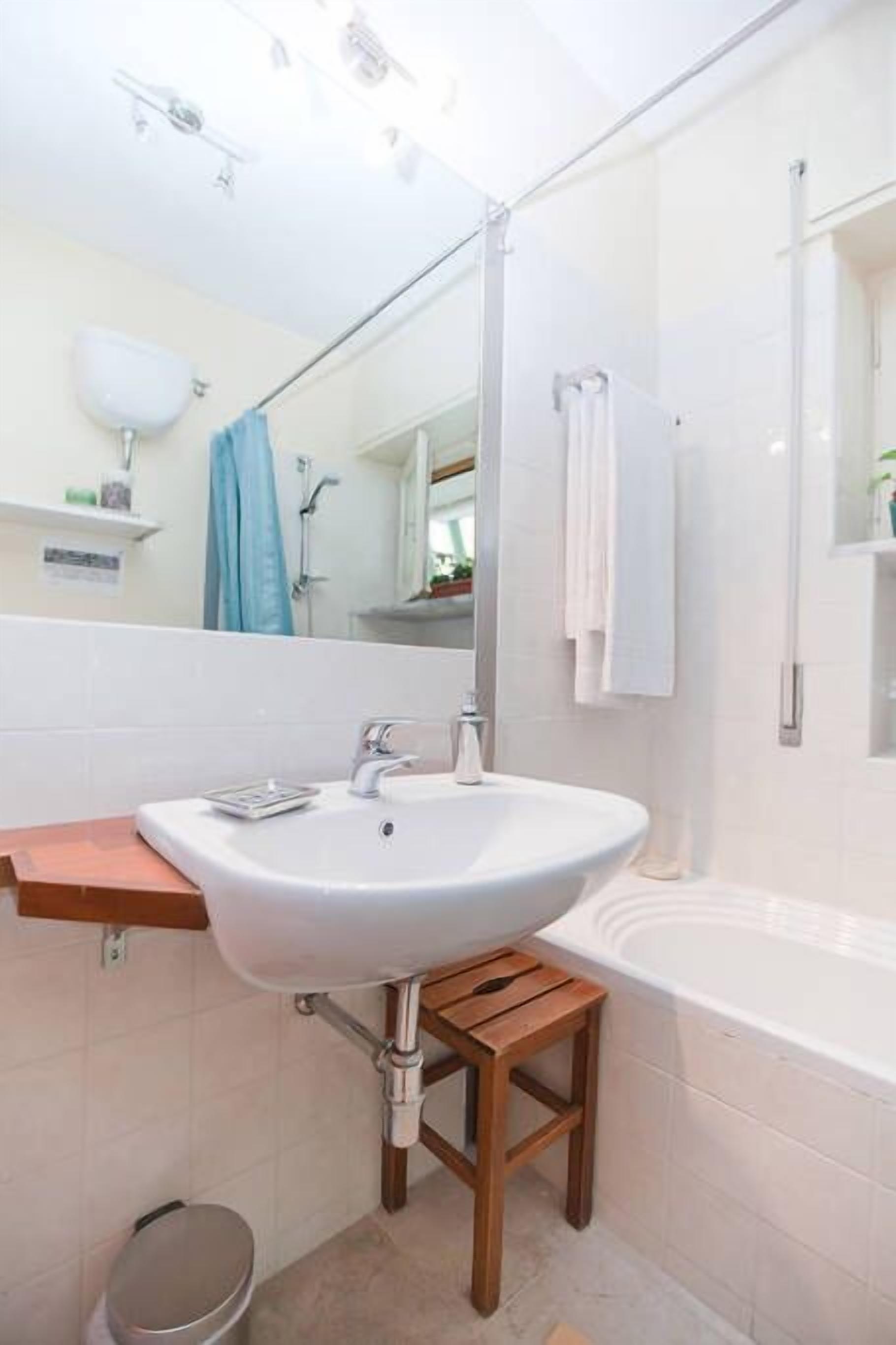 Set di cortesia gratuito, asciugacapelli, bidet, asciugamani