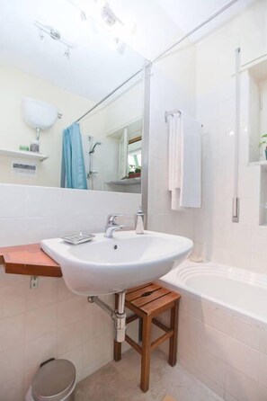 Free toiletries, hair dryer, bidet, towels - Rooms Rent Vesuvio B&B (Naples)