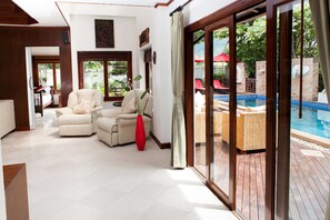 4 Bedrooms Villa  | Area keluarga | TV dan pemutar DVD