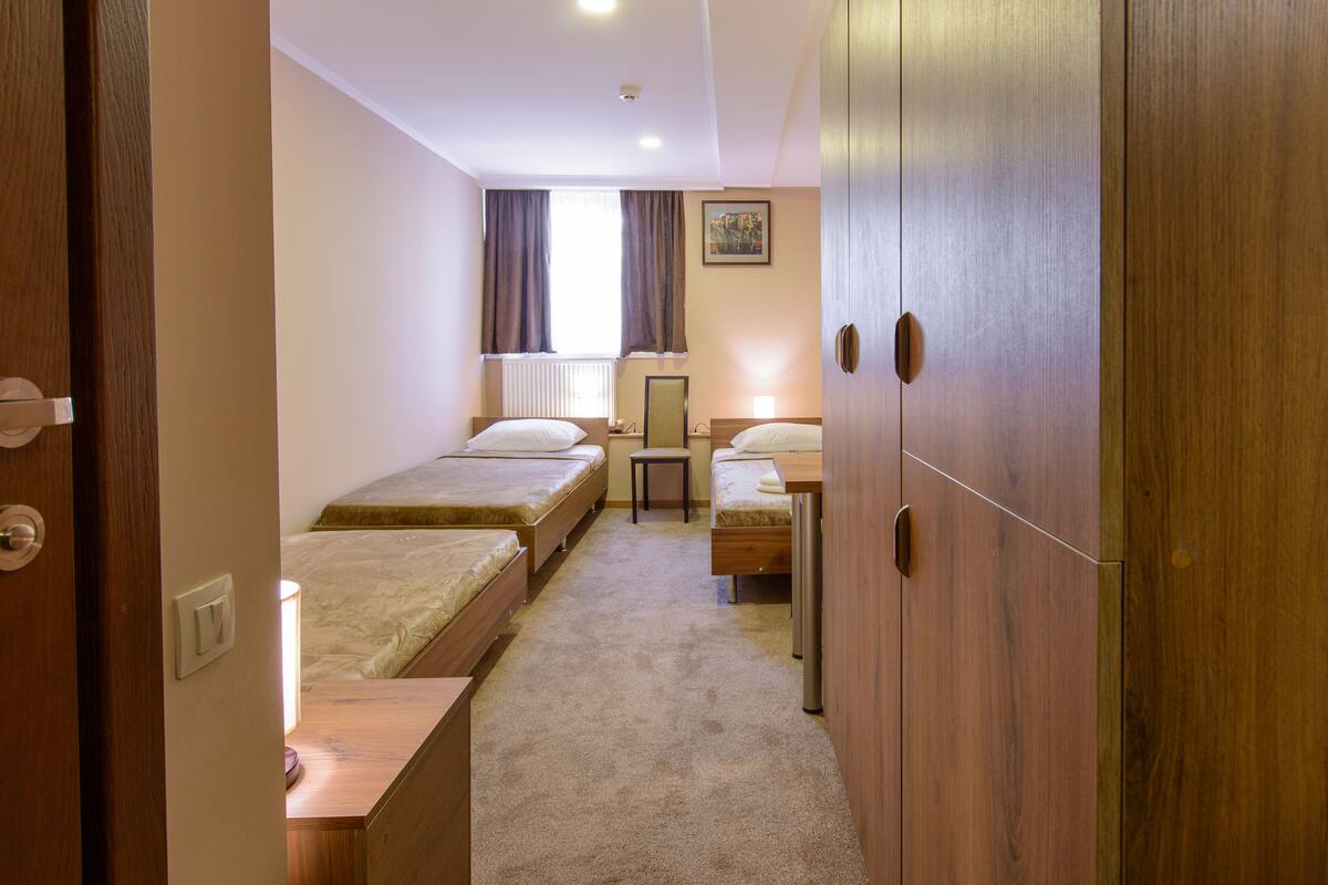 Habitación triple | Sábanas de algodón egipcio, ropa de cama de alta calidad y edredón