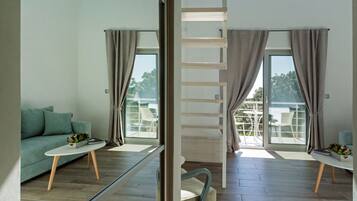 Kamar Deluks | Seprai premium, minibar gratis, brankas, dan kedap suara