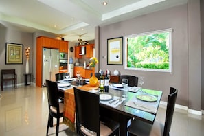 4 Bedrooms Villa | In-room dining