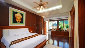 A spacious bedroom with a large bed, a ceiling fan, and a view of the outdoors through a sliding door. - 4 Bedroomed Villa In Chaweng P1 SDV193 - By Samui Dream Villas (Koh Samui)