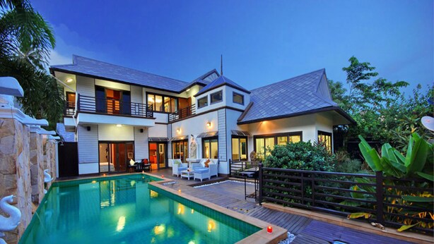 A modern two-story house with a swimming pool, outdoor furniture, and a well-maintained garden. - 4 Bedroomed Villa In Chaweng P1 SDV193 - By Samui Dream Villas (Koh Samui)