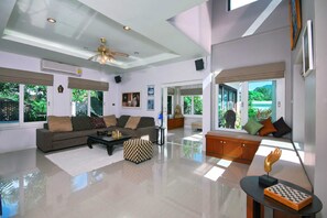 Living area - 4 Bedroomed Villa In Chaweng P1 SDV193 - By Samui Dream Villas (Koh Samui)