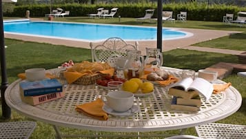 Seasonal outdoor pool, open 8:30 AM to 7:00 PM, pool umbrellas