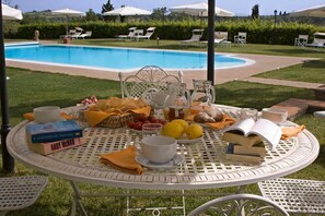 Alberca al aire libre por temporada y sombrillas en la alberca