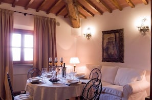 Departamento familiar, 2 habitaciones | Área de sala de estar | Televisión de 21 pulgadas con canales digitales