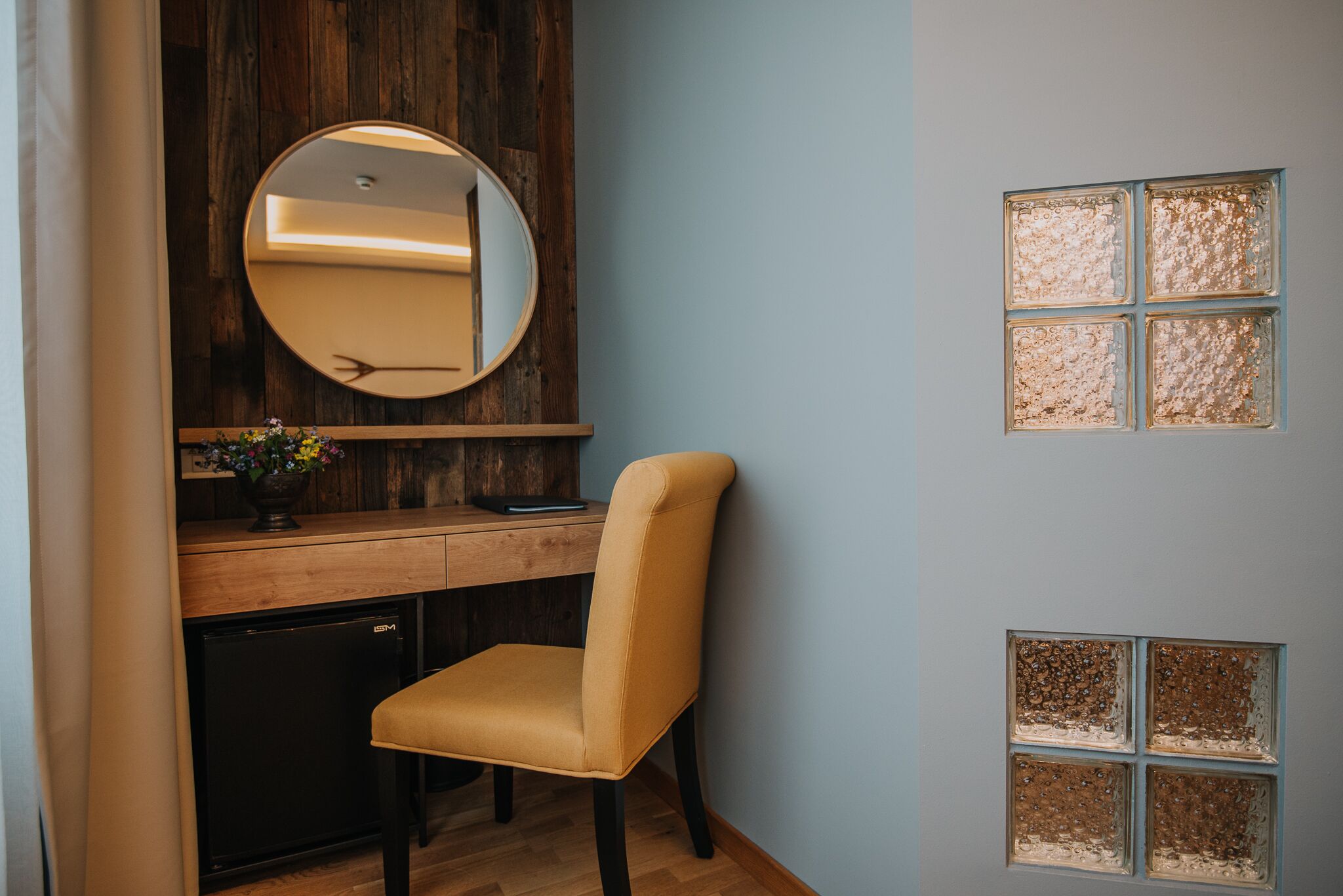 standard twin room, 2 single beds, mountain view, mountainside | 1 bedroom, minibar, in-room safe, desk