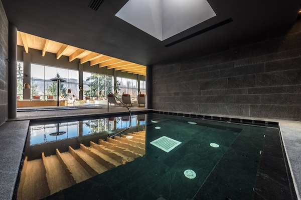 Kolam renang indoor dan kolam renang outdoor, dengan kursi berjemur