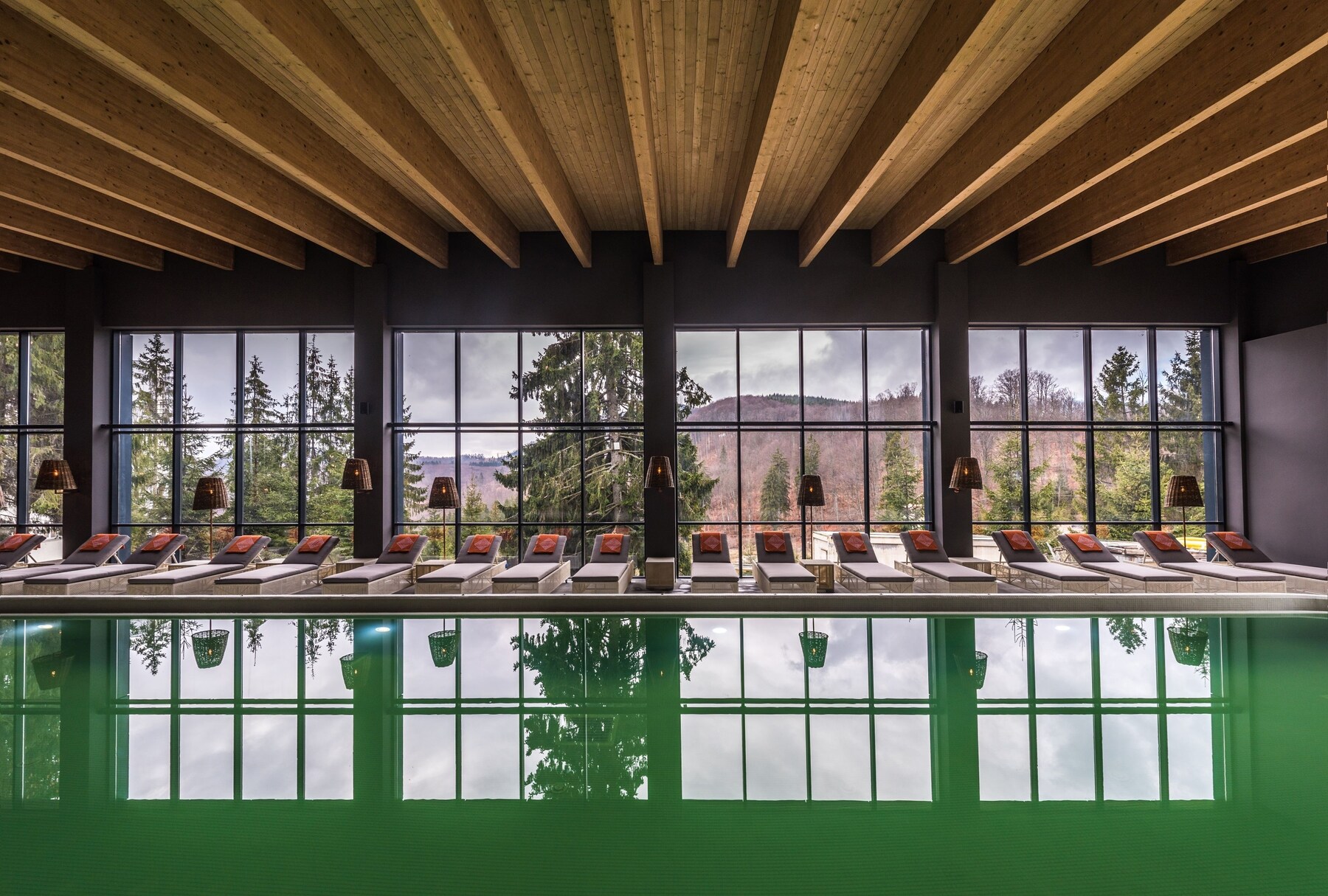 Innenpool, Außenpool, Liegestühle