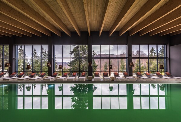 Piscine couverte, piscine extérieure, chaises longues