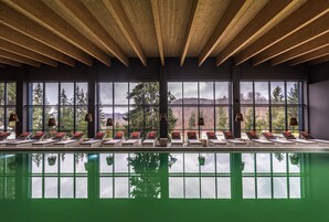 Una piscina techada, una piscina al aire libre