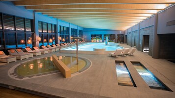 Una piscina techada, una piscina al aire libre