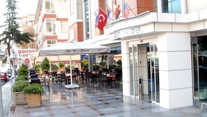 A hotel with outdoor seating and multiple flags. - Rhiss Hotel Bostanci (Istanbul)