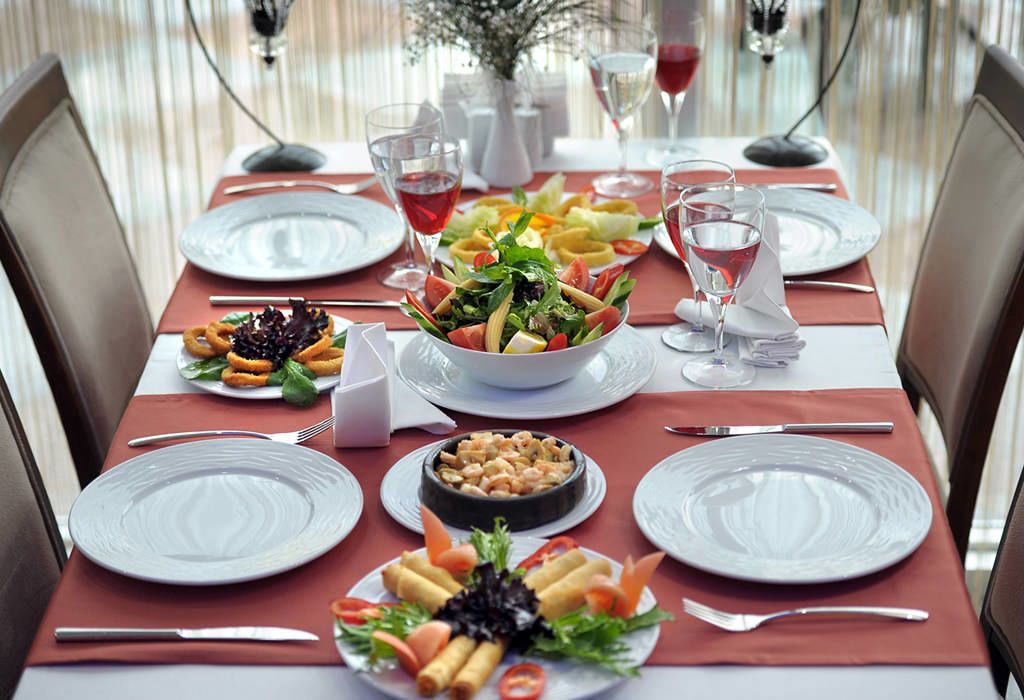 breakfast, lunch and dinner served