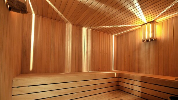 A sauna with wooden walls and benches. - Rhiss Hotel Bostanci (Istanbul)
