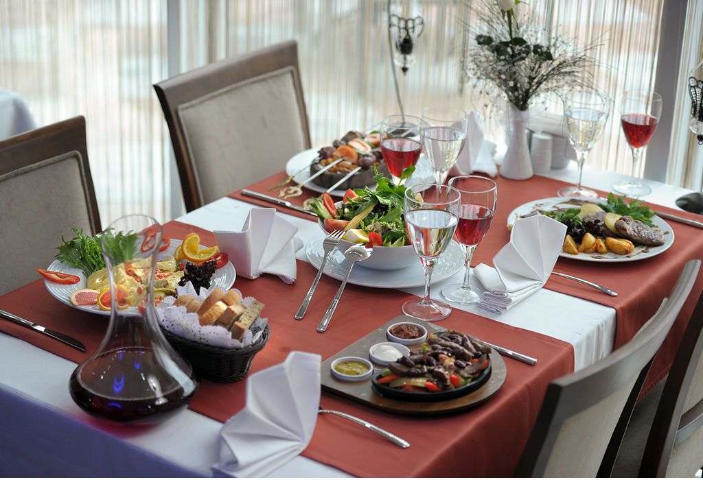 Frokost, lunsj og middag serveres