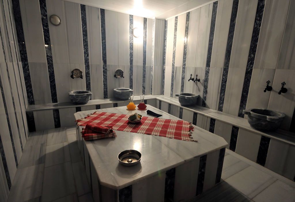 Een sauna, een stoombad, een Turks bad/hammam, 2 behandelingskamers