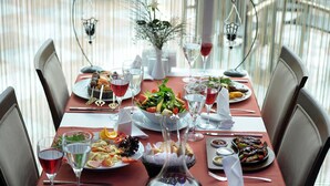 A dining table set with various dishes, glasses, and a decorative centerpiece. - Rhiss Hotel Bostanci (Istanbul)